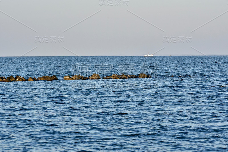 海湾里的防波堤通向大海