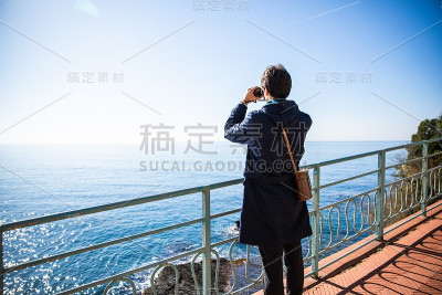 海边探险的人