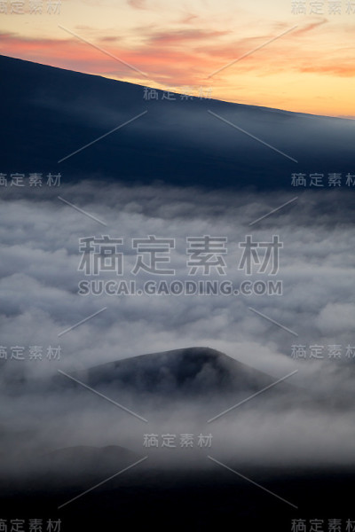 莫纳克亚山多云的日落