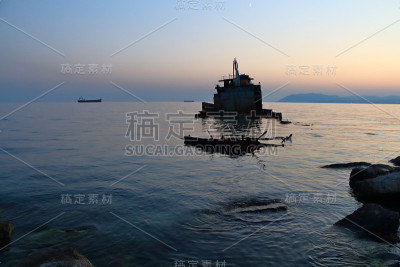 黑海中废弃的旧驳船的剪影
