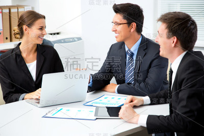 年轻商人与同事