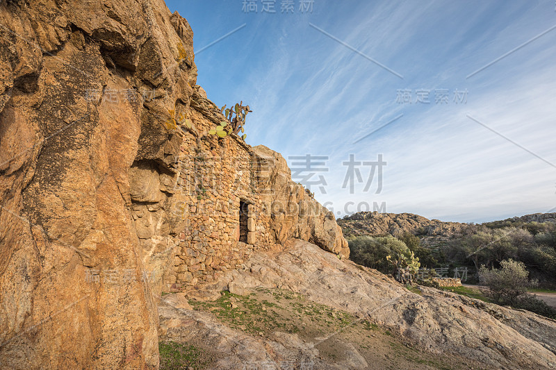 科西嘉岛Balagne地区Ostriconi的穴居人屋