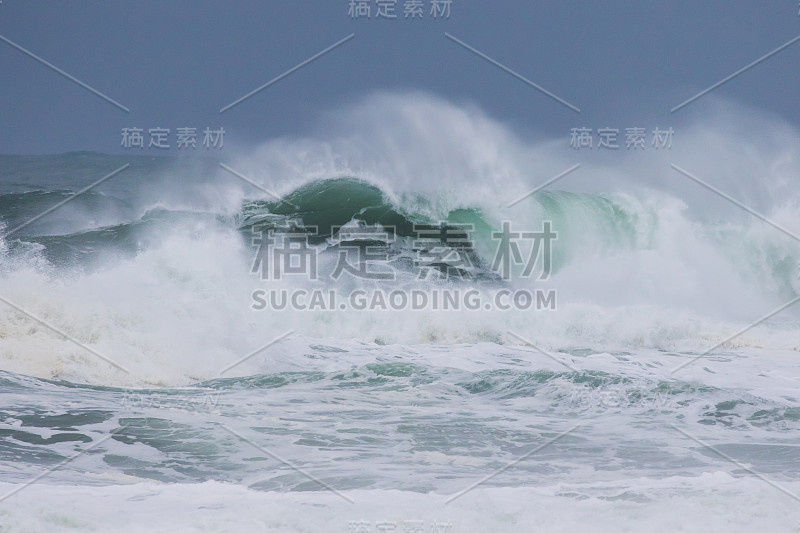 俄勒冈州海岸风暴中，强大的海浪扬起白色浪花