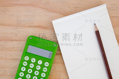 计算器，铅笔和笔记本
