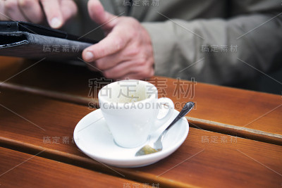 一个男人拿着平板电脑的特写