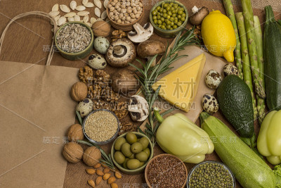 从蔬菜，蘑菇，坚果，豆类，种子平衡的产品