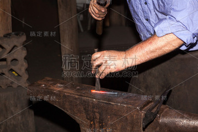 铁匠在工作