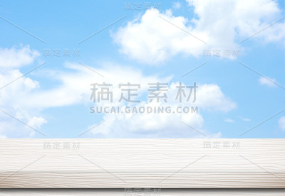 空的白色桌子在蓝天的背景