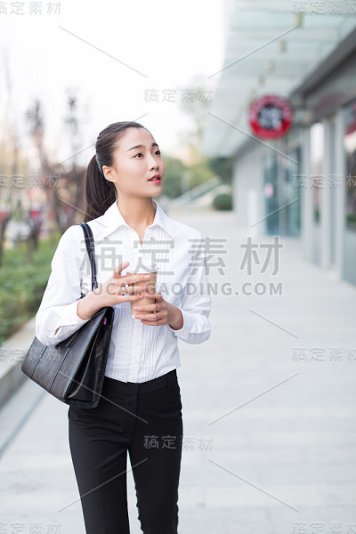 穿着白衬衫的漂亮女孩，职业女性
