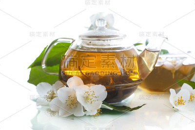 茉莉花茶在茶壶里