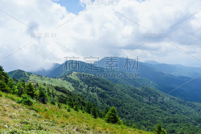山脉的山脊线