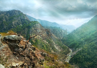 峡谷山坡
