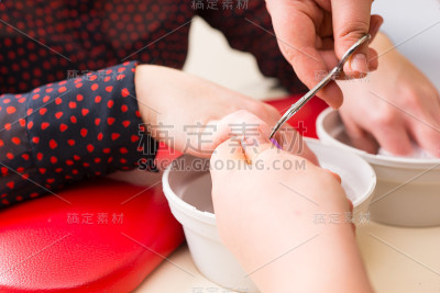 美甲师修剪指甲期间的角质层