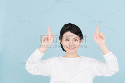 年轻女子指着复印区