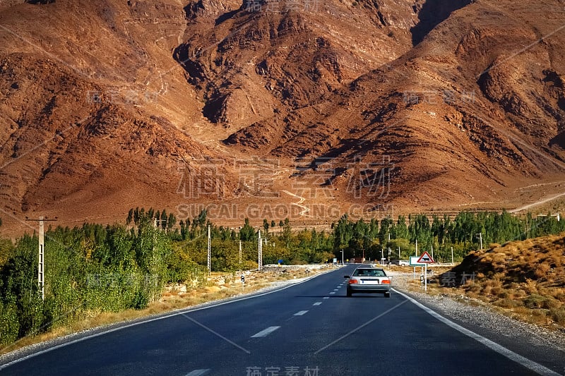 伊朗山区的公路。开车去伊朗旅行。