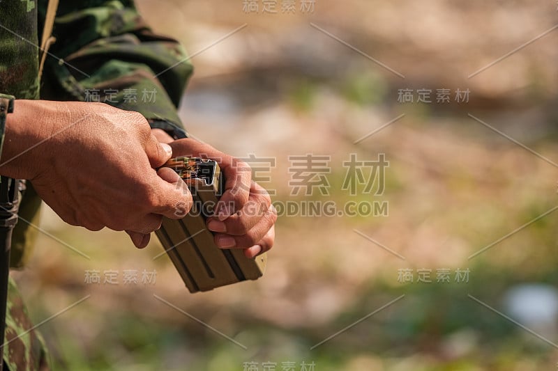 特种部队士兵拿着步枪，低调照明。