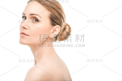 成熟女人的美容保健孤立上白