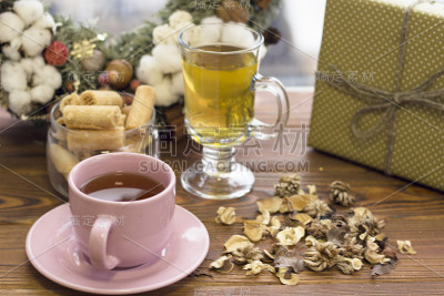 粉色茶托茶杯，玻璃茶杯，饼干，礼品盒和圣诞花环