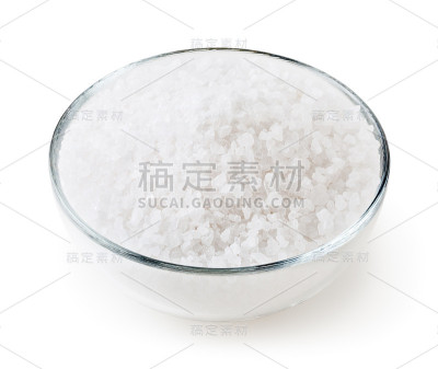 玻璃碗中的海盐在白色背景上被剪切