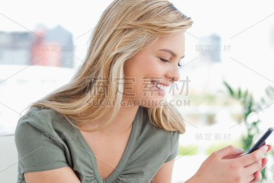 女人微笑着用她的手机在她的手中