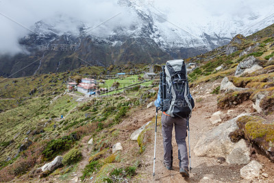 徒步旅行者在喜马拉雅山的火车上行走