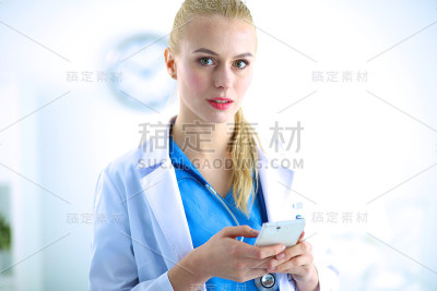 年轻女医生在用你的手机