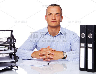 年轻老板坐在桌子前的肖像