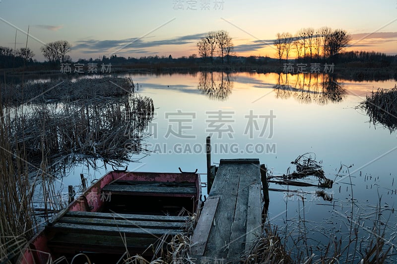 码头上的小船，平静的湖面上的夕阳