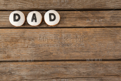 圆圈饼干与黑色的爸爸文本在桌子上