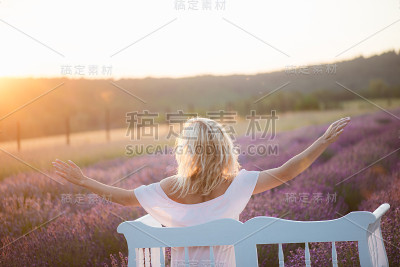美丽长发女子拥抱自然。