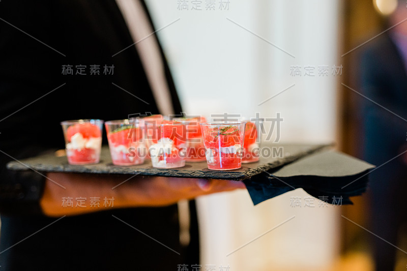 侍者用盘子端着开胃小菜