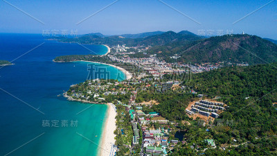鸟瞰美丽的安达曼海和三个海湾的卡伦视角，普吉岛，泰国