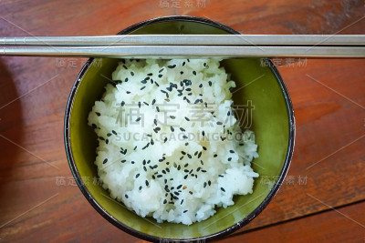 亚洲碗白茉莉饭配黑芝麻