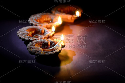 在排灯节庆祝期间，彩色的粘土灯盏被点亮。问候卡设计印度的光节日称为排灯节。