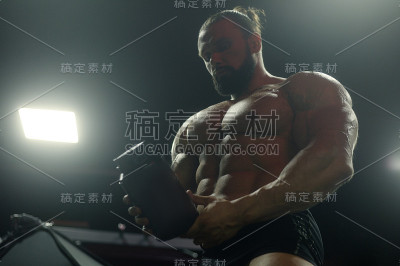 健美运动员锻炼肌肉