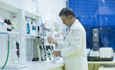 在实验室进行科学研究的高级男性研究员