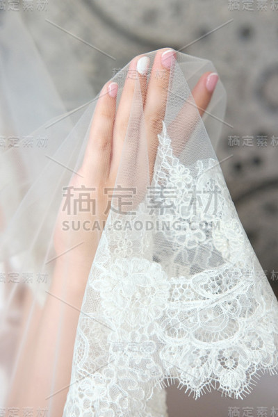 新娘双手合上