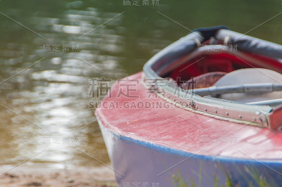 森林湖岸边孤零零的独木舟