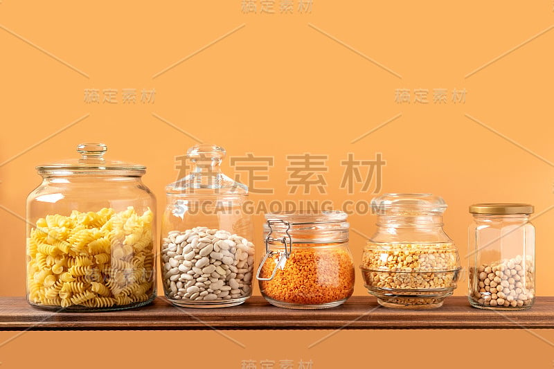 玻璃罐子里装着不同的豆类:鹰嘴豆，意大利面，豆子，豌豆，扁豆。零废物储存，无塑料。