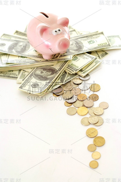漂亮的存钱罐和一堆硬币