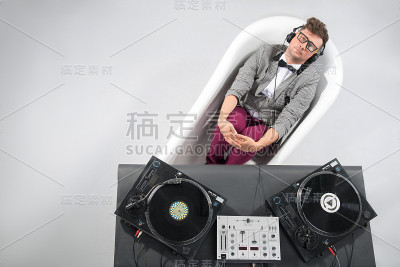 Dj在浴室工作孤立的白色背景