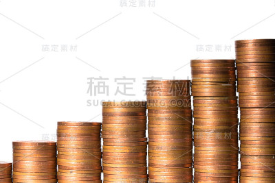 一堆孤立在白色背景上的硬币。宏。剪下。