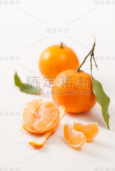 将橘子去皮，在白底上剥去叶子