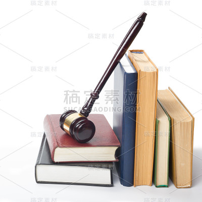 法律书用法官的木槌放在桌子上