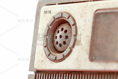 满是灰尘的旧卡式录音机。宏观照片