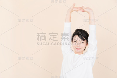 年轻女子伸展身体