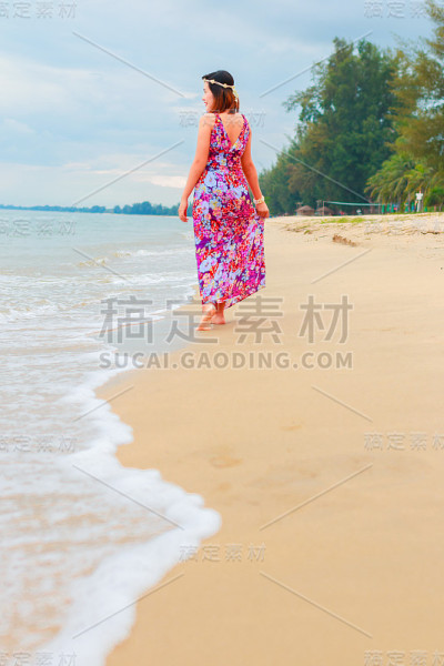 美丽的女孩放松