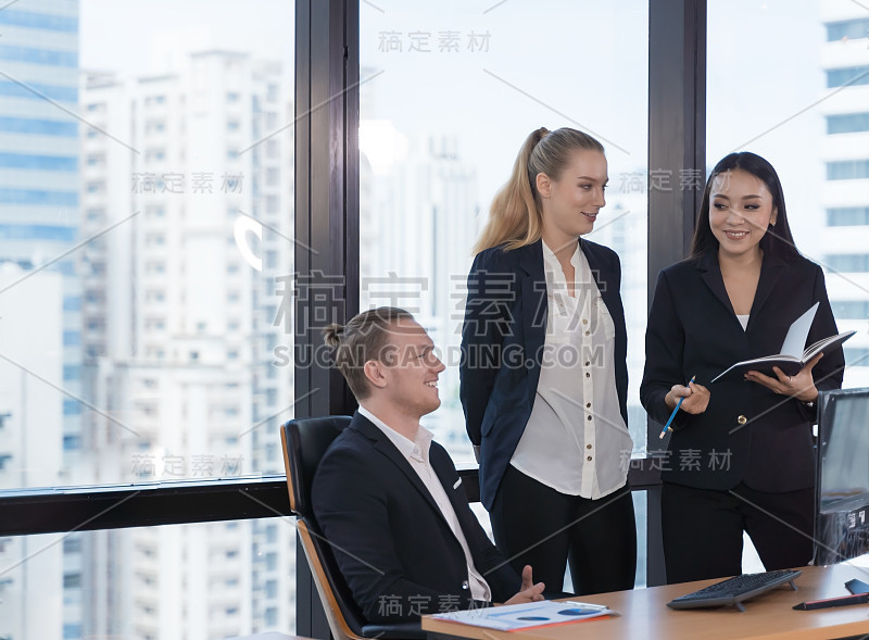 西装革履的商务人士正在写字楼里开会。一群朋友在聊天