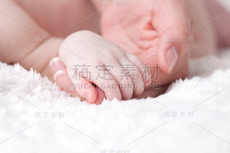 抱着新生婴儿的手