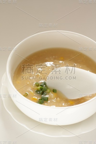 中餐，玉米汤在白色的背景和复制空间